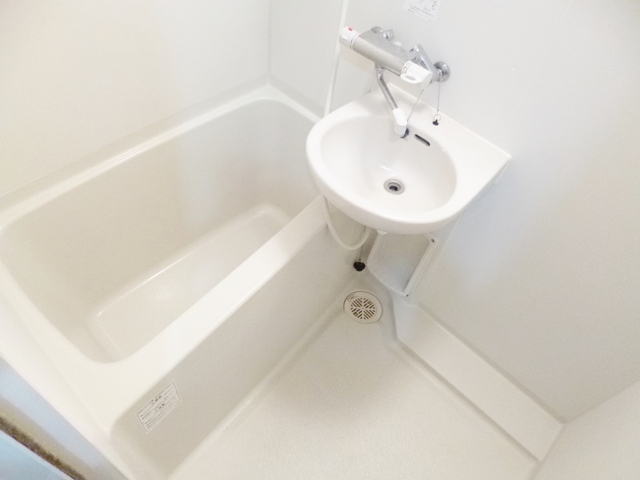 バス・シャワールーム　洗面台付きのお風呂です☆