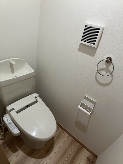 トイレ　※補修前の参考画像の為、設備等は現況優先。