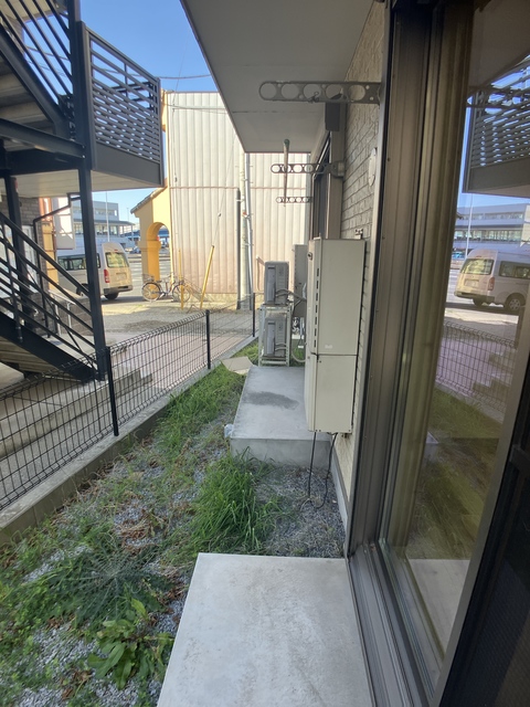 バルコニー　※補修前の参考画像の為、設備等は現況優先。