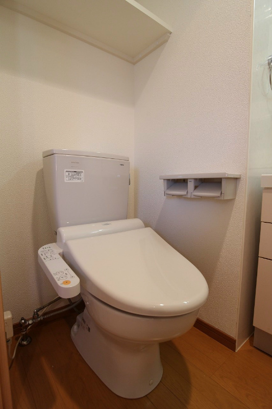 トイレ　※別号室の写真です。ウォシュレット付き♪