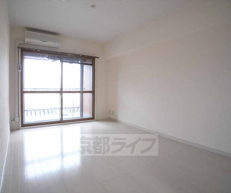 居室・リビング　奥の６帖洋室です。