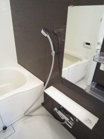 バス・シャワールーム　追い焚き機能、浴室乾燥機付きバス。