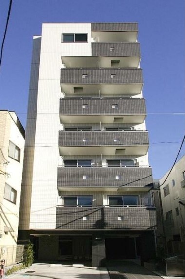 建物外観　鉄筋コンクリート造のがっちりとした建物。