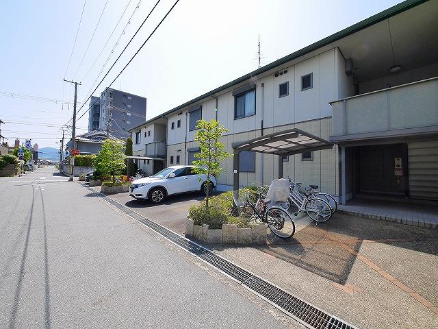 駐車場　車をお持ちの方に嬉しい駐車場付きの物件です