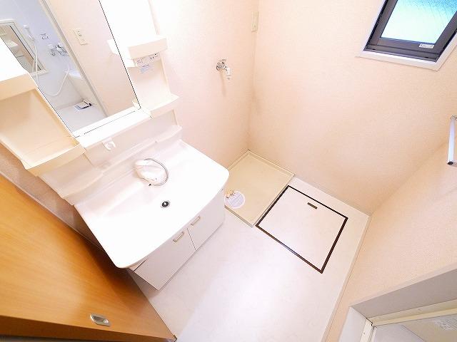 洗面設備　明るい洗面所です