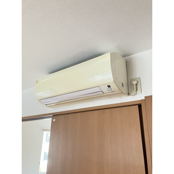 その他設備　リビングに１基エアコン付き！！