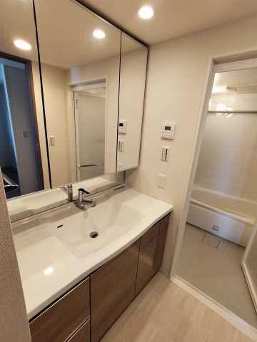 洗面設備　ゆったりとスペースのある洗面所