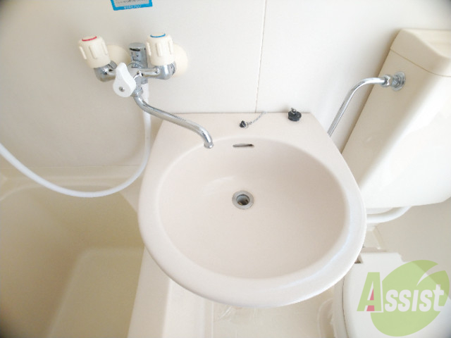 洗面設備　こちらの洗面台で洗顔、歯磨きも行えます。