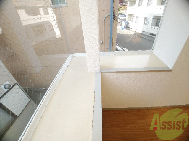 バルコニー　角部屋で、たくさんの陽が差す出窓は気持ちが良いですね。