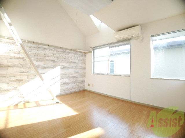 居室・リビング　広くきれいなリビングは明るい光も良く差します。