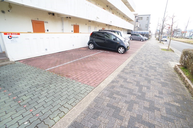 駐車場　敷地内ガレージ（月額5，500円）