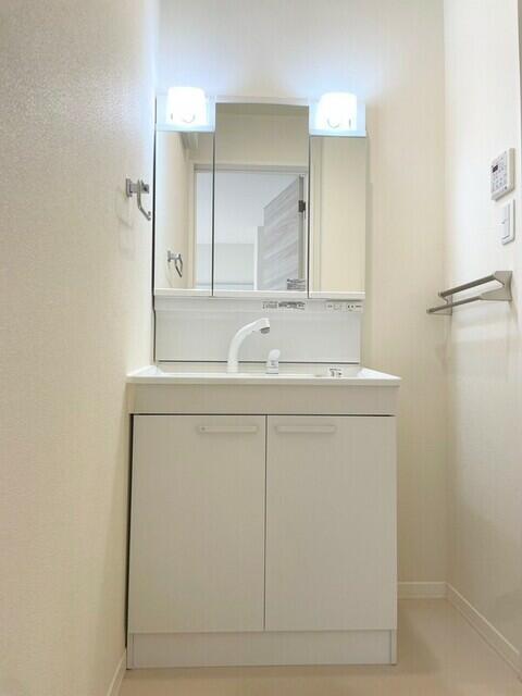 洗面設備　ゆったりとスペースのある洗面所