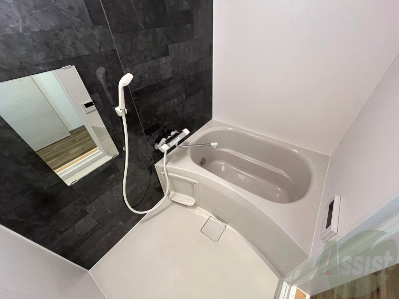 バス・シャワールーム　お風呂です。広々したバスでゆっくりくつろげます。