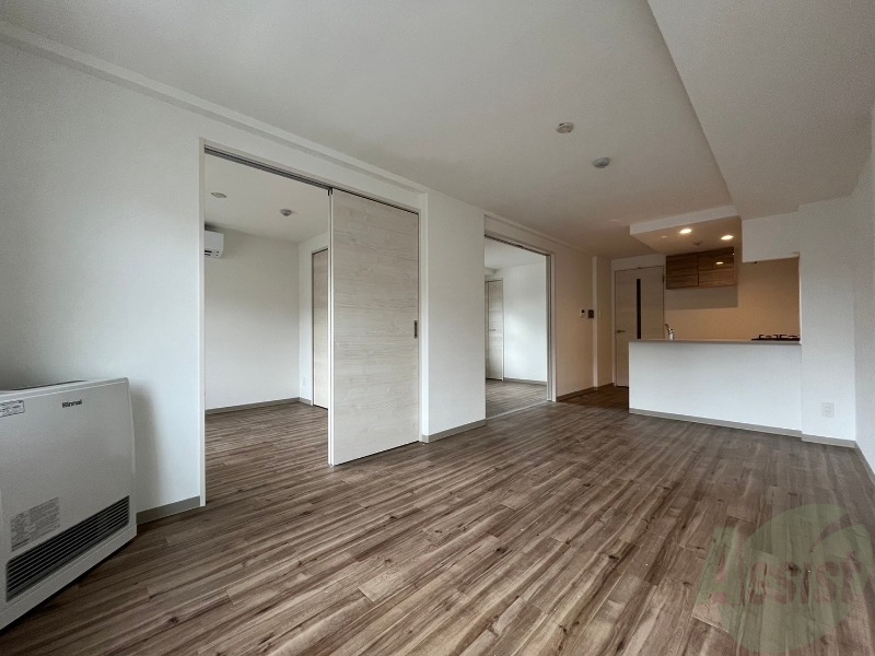 居室・リビング　日当たりが良くて心地よく過ごせそうなお部屋です。