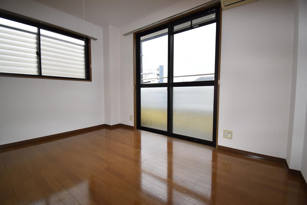 居室・リビング　日当たり良好な南向き・6帖の洋室♪（同仕様写真）