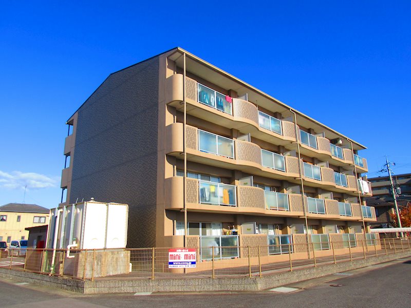 建物外観　2000年完成のコンクリートマンションです。