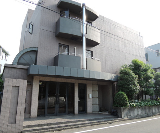 建物外観　落ち着いたエントランスです