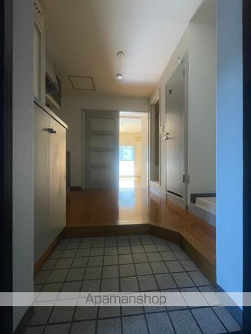 広島市南区 8階建 築31年の玄関写真