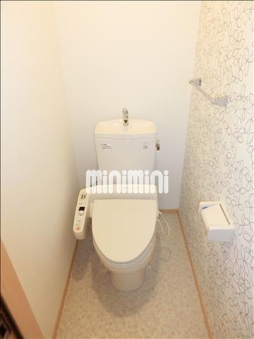 トイレ　温水洗浄便座付きのトイレです。