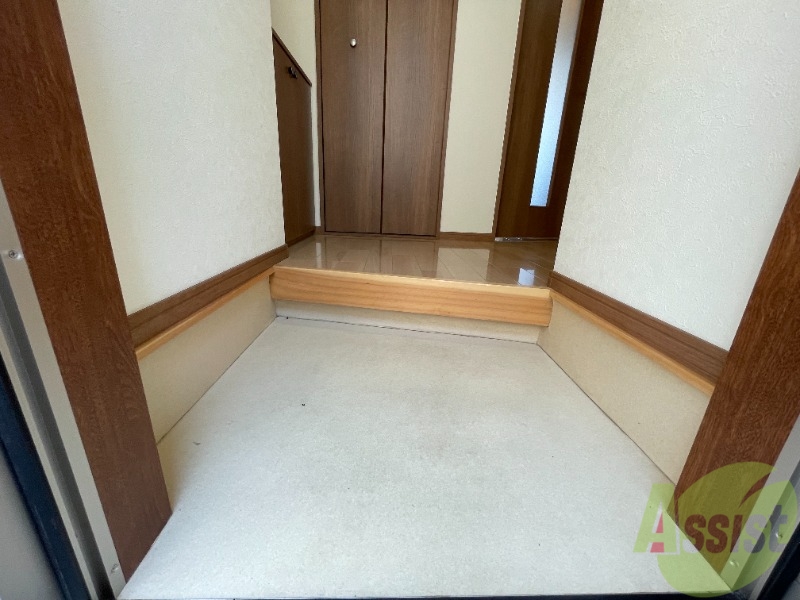 玄関　玄関スペース。シューズボックスいっぱいの時、置きましょう。