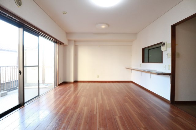 居室・リビング　写真は同建物の別部屋を参考に掲載しております。