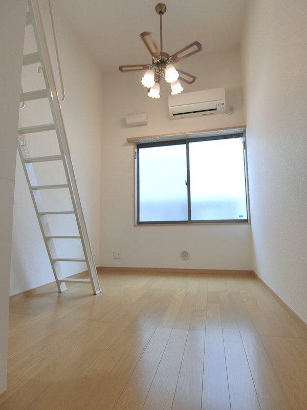 居室・リビング　高い天井のお部屋です