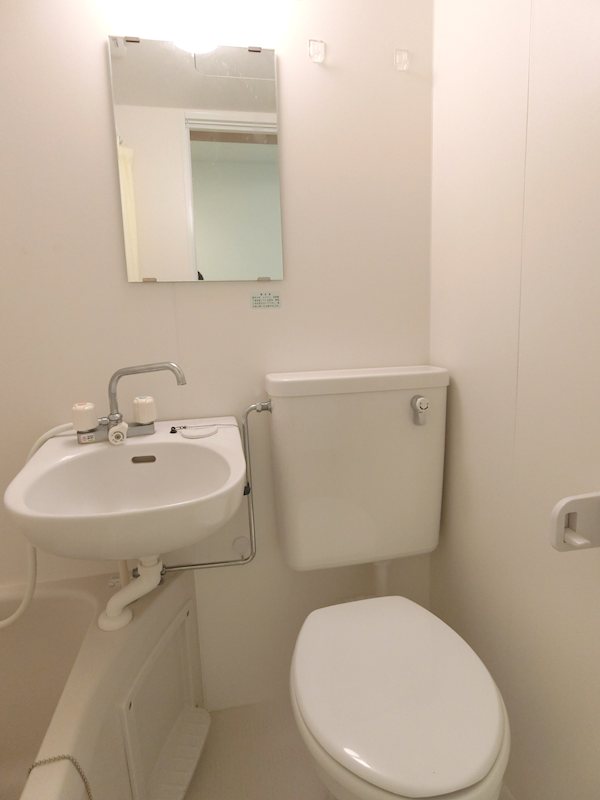 トイレ　浴室に洗面台とトイレあり