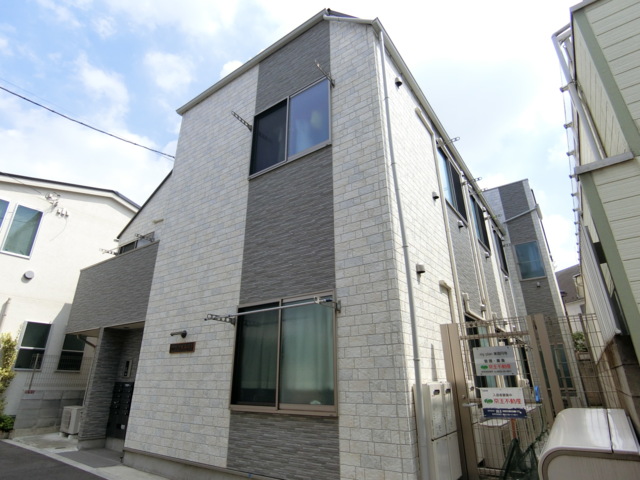 建物外観　ロフト付きのお洒落なお部屋。オートロックも付いています。
