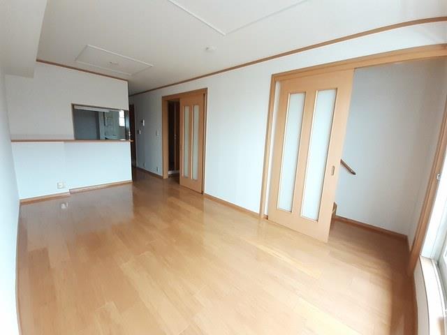 ＪＲ山陽本線 御着駅 バス乗車時間：20分 最寄りバス停で下車 徒歩7分 3階建 築22年の居間写真