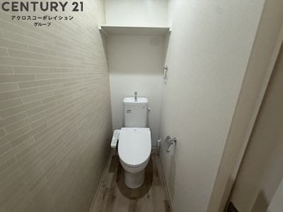 トイレ　収納棚あり・温水洗浄便座完備