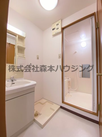 洗面設備　明るい洗面所です