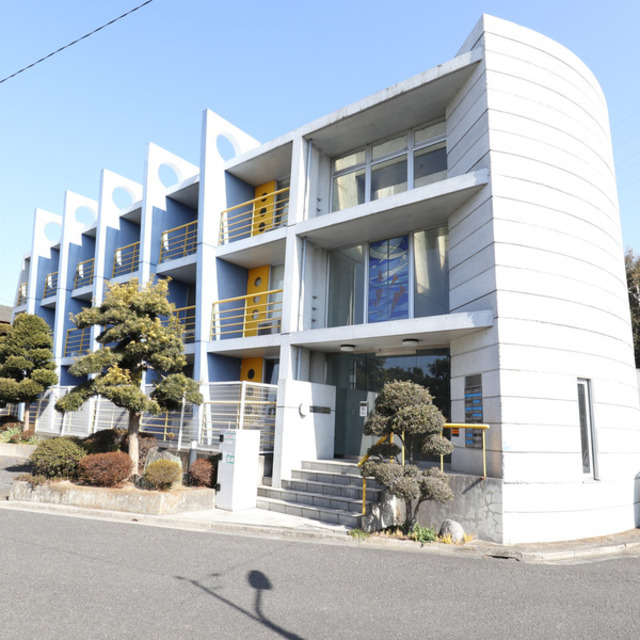 建物外観　３階建ての賃貸マンション