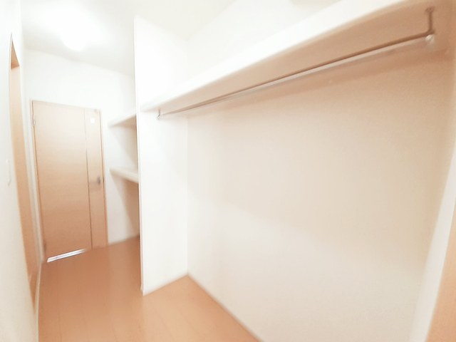 収納　ウォークスルークローゼット