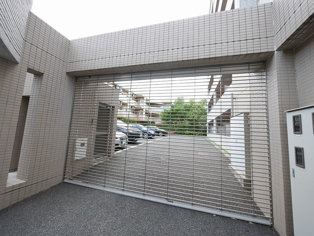 駐車場　駐車場出入口シャッター付き