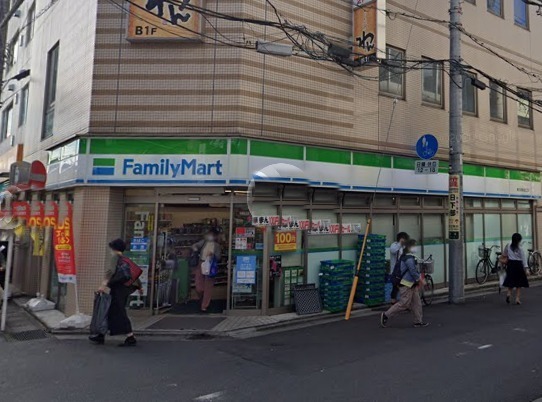 コンビニ　ファミリーマート 春日部駅西口店（コンビニ）まで302m