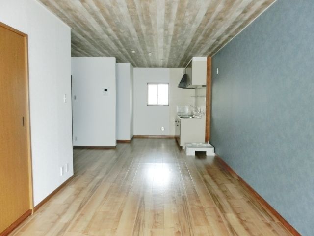 その他部屋・スペース　バルコニー側からの居室です