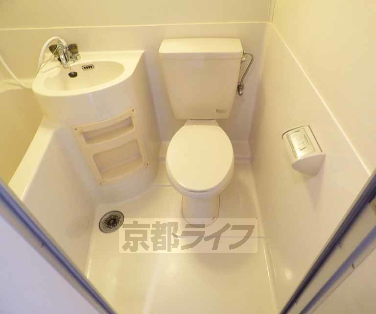トイレ　トイレまわりも広々しています。