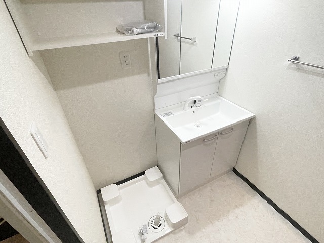 洗面設備　※同建物の別のお部屋の写真です。