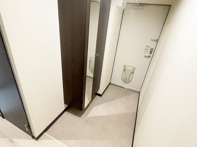 玄関　※同建物の別のお部屋の写真です。