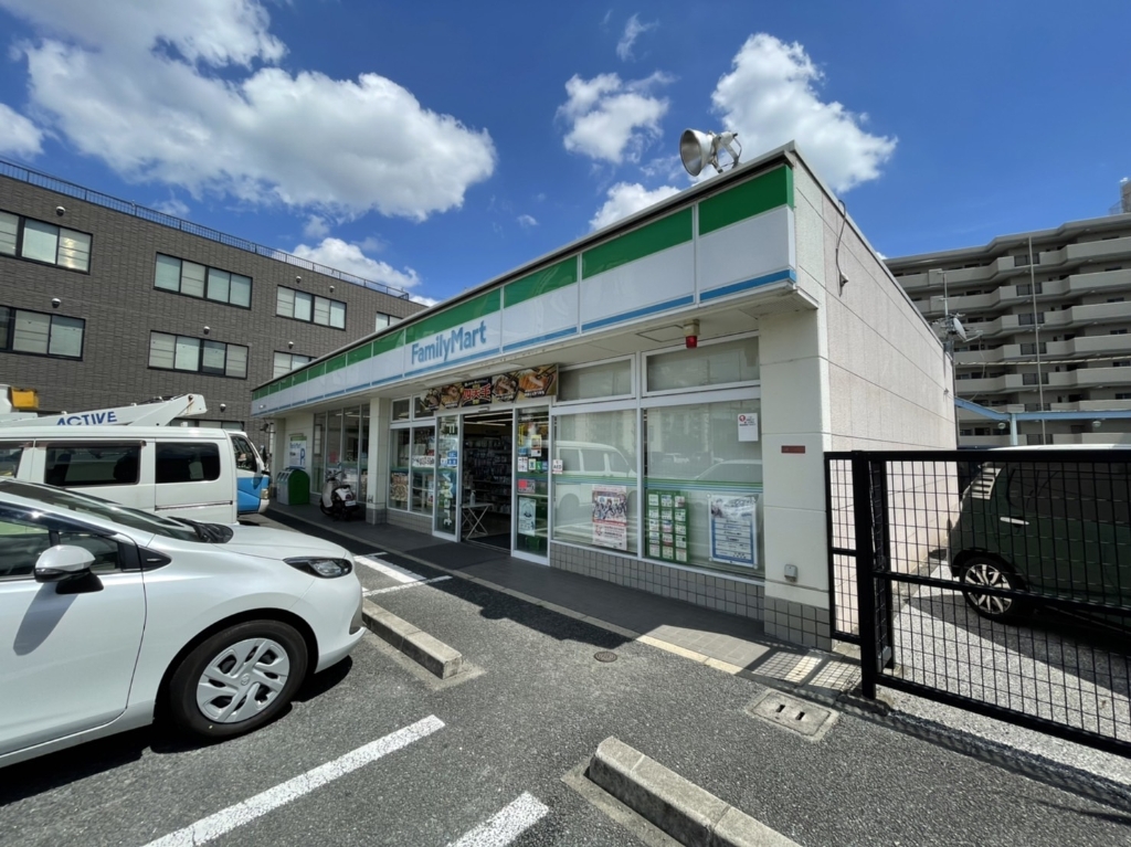 コンビニ　ファミリーマート トヨタくずは牧野店（コンビニ）まで379m