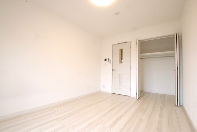 居室・リビング　広々した収納のあるお部屋です