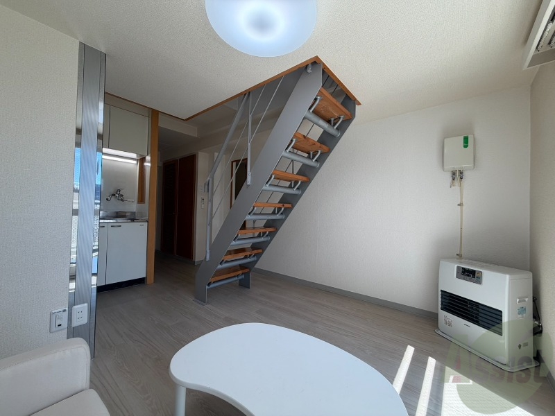 居室・リビング　木目のフローリングは落ち着きのある印象のお部屋になりますね。