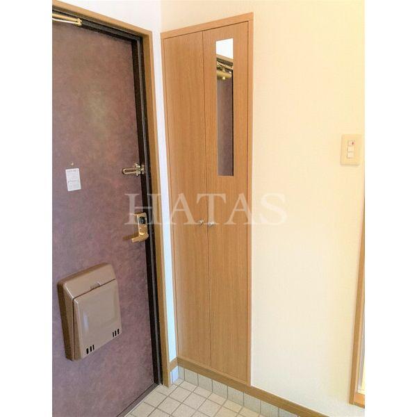 玄関　同物件別部屋です。