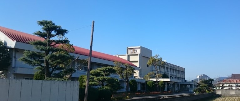 中学校　香東中学校（中学校）まで1390m