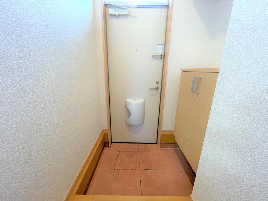 玄関　※写真は同タイプの部屋になります。