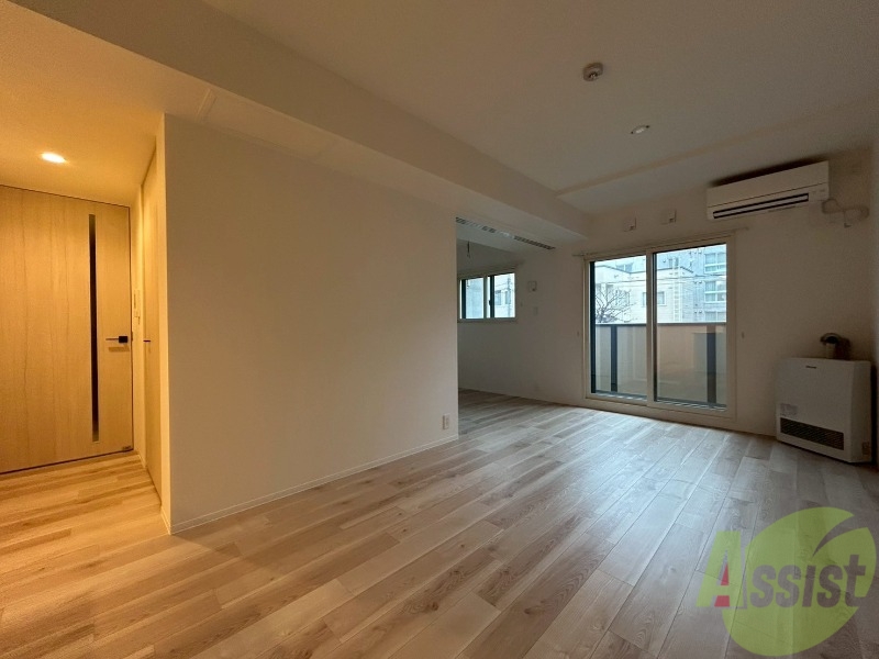 居室・リビング　木目のフローリングは落ち着きのある印象のお部屋になりますね。