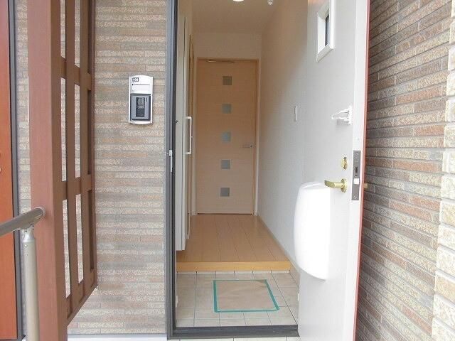 小田急線 鶴川駅 徒歩15分 2階建 築13年の玄関写真