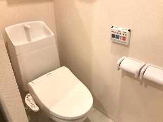 トイレ　落ち着いた色調のトイレです