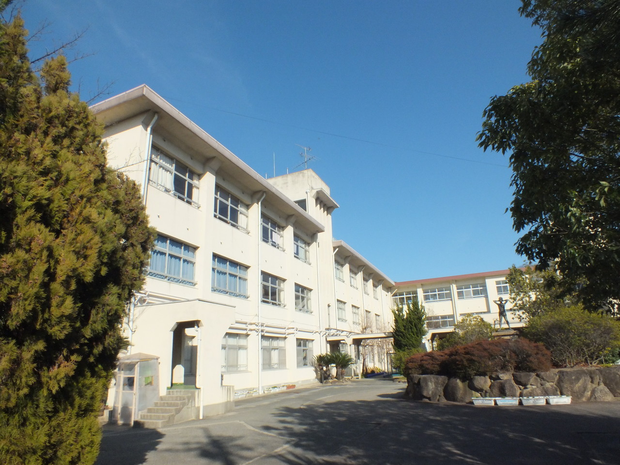 小学校　柏原市立玉手小学校（小学校）まで638m