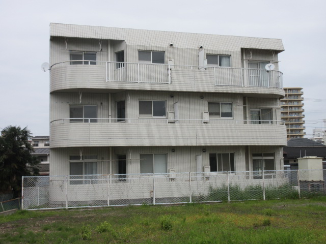 小山中央マンションの建物外観